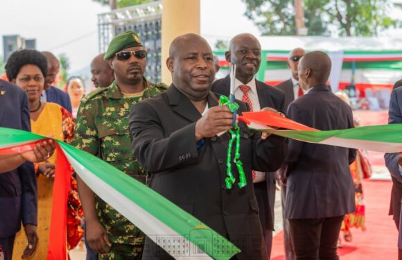 Le Président Ndayishimiye inaugure l’hôpital de référence de Kigutu