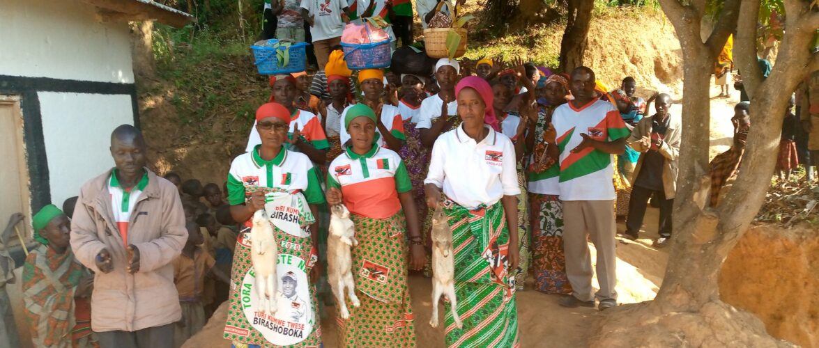 Burundi : Des lapins offerts par les Bakenyererarugamba aux familles dans le besoin à Makamba