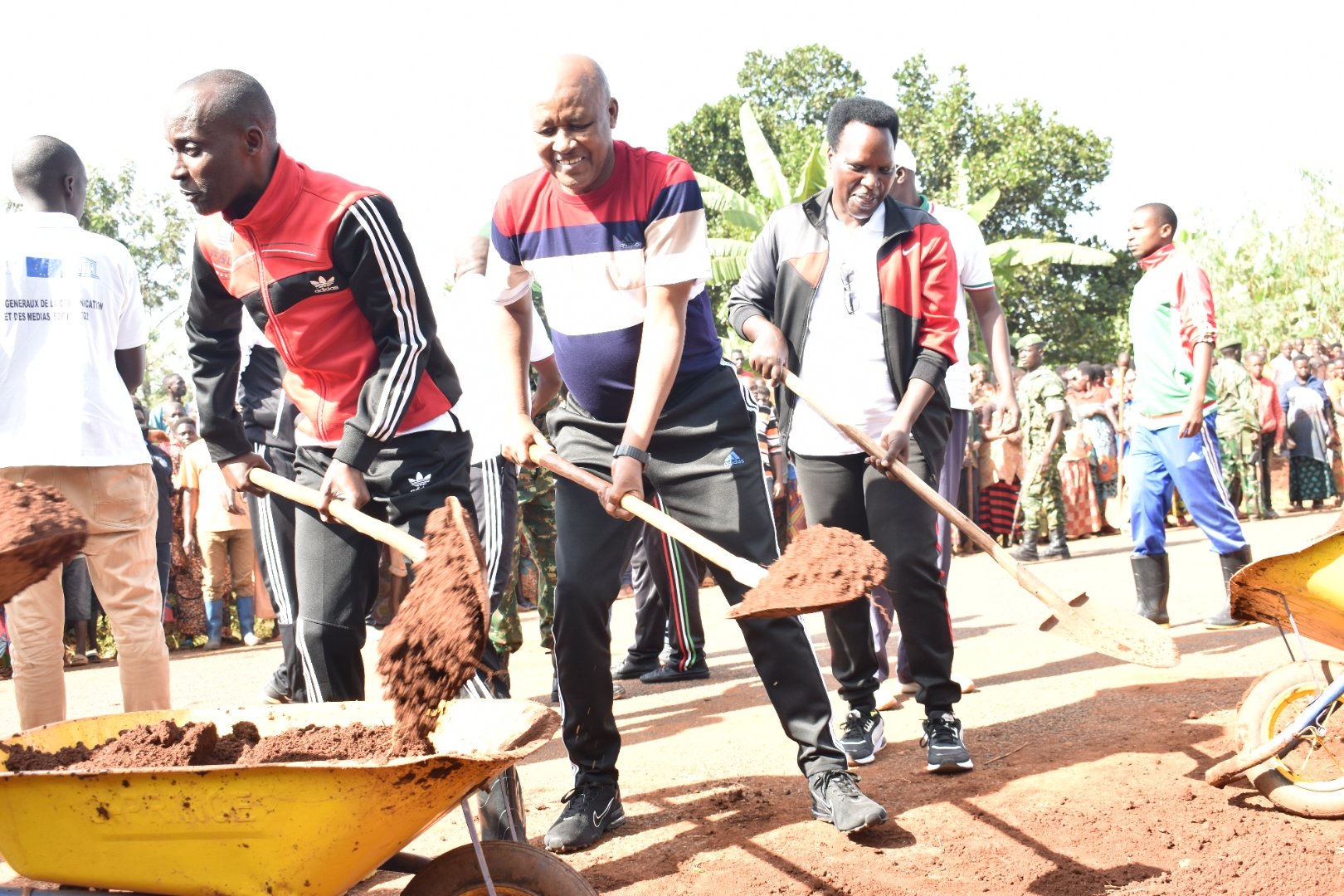 Burundi : TDC – Le Vice Président cure les caniveaux de la route RN14 à Vumbi / Butanyerera