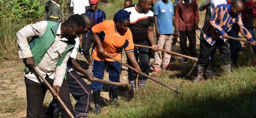 Burundi : TDC – Ndadaye Denise et les citoyens de Mugina mobilisés à l’entretien routier à Cibitoke