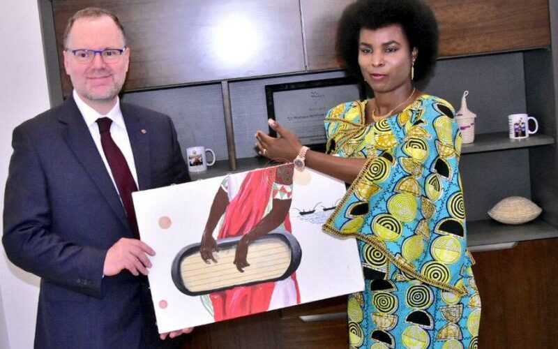 La 1ère Dame reçoit l’Ambassadeur du Gouvernement canadien à l’Union africaine