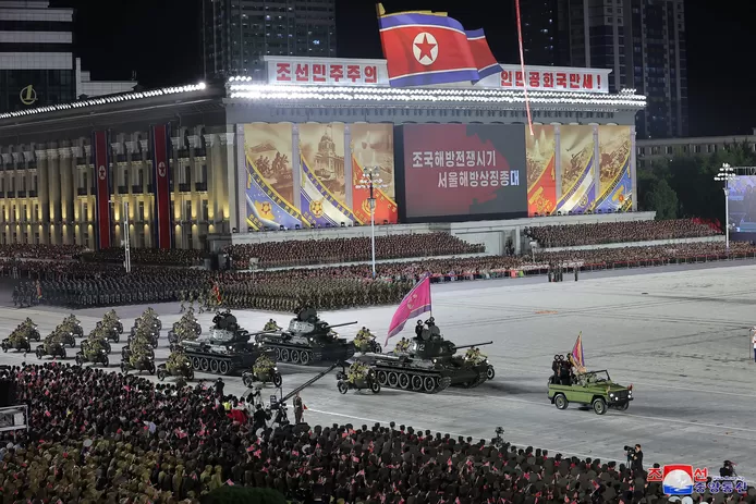 Une parade militaire à Pyongyang avec de nouveaux drones et missiles en présence de délégations russe et chinoise