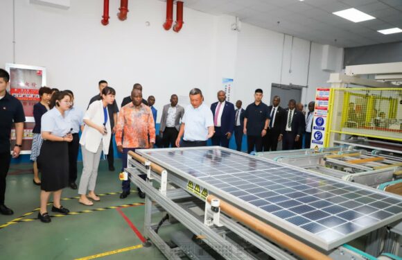 Burundi: Le Président explore les panneaux solaires JA Solar en Chine