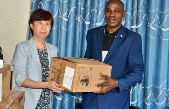 Burundi : Don de 100 tablettes de la Chine pour 60 ans de coopération