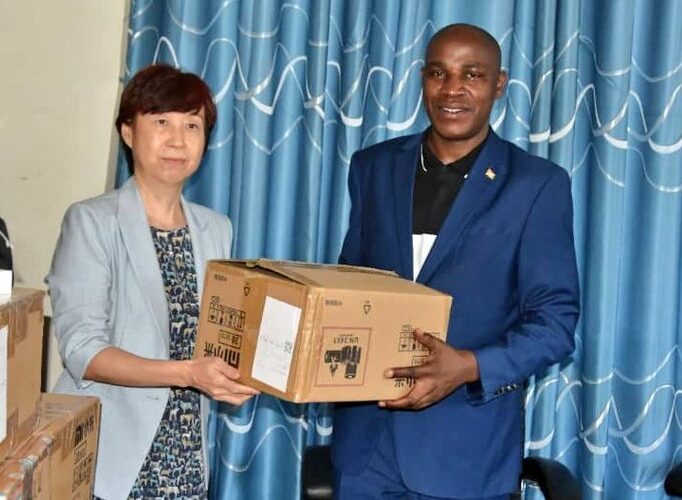Burundi : Don de 100 tablettes de la Chine pour 60 ans de coopération