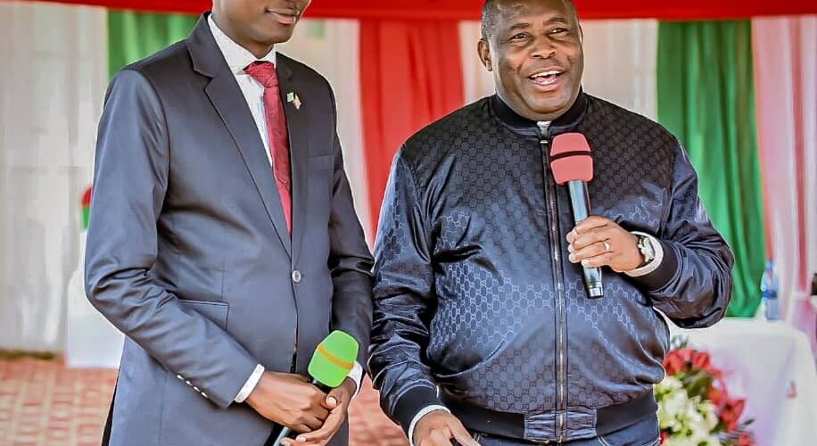 Le Président NDAYISHIMIYE présente officiellement le nouveau Gouverneur de MURAMVYA à la population
