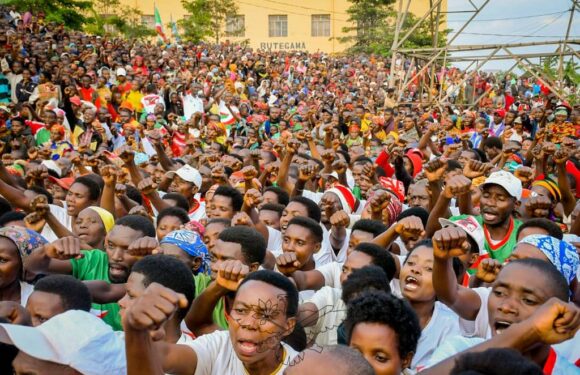 Burundi : CNDD-FDD – Ndikuriyo Réverien visite les zones de Kiganda
