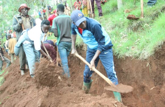 Burundi : Le gouverneur Ndikumasabo aux TDC en colline Ruvumu à Kiganda, Muramvya