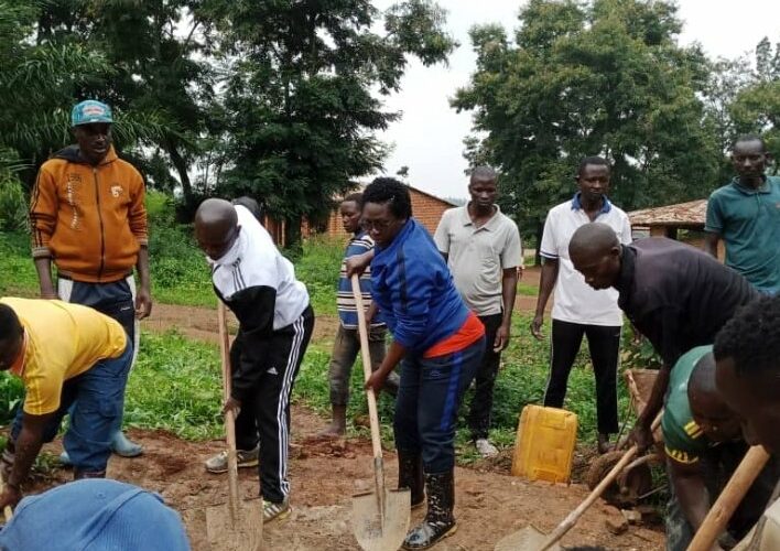 Burundi : Le Gouverneure de Ruyigi soutient un projet communautaire.
