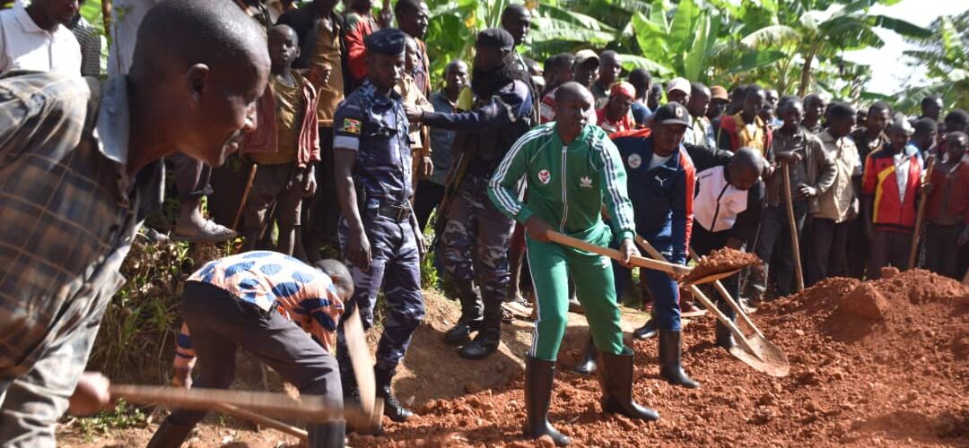 Burundi : Ministre et Vice-président du Sénat réparent les nids-de-poules à Musongati, Rutana