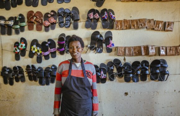 Burundi : Turashoboye à Kayanza produit chaussures, ceintures, et porte-monnaie.