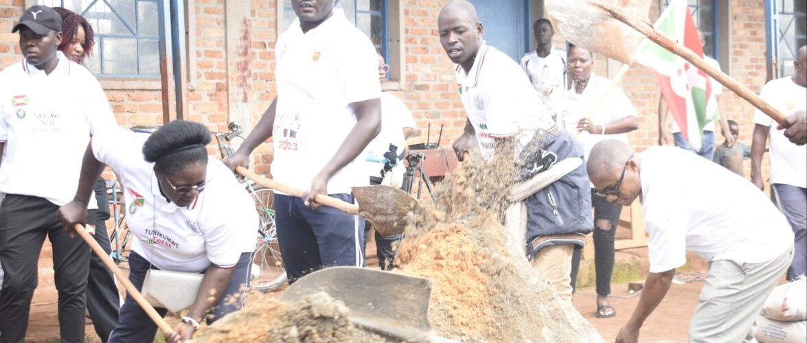 Burundi : TDC – Un groupe pave l’ECOFO Kabira à Kirundo.