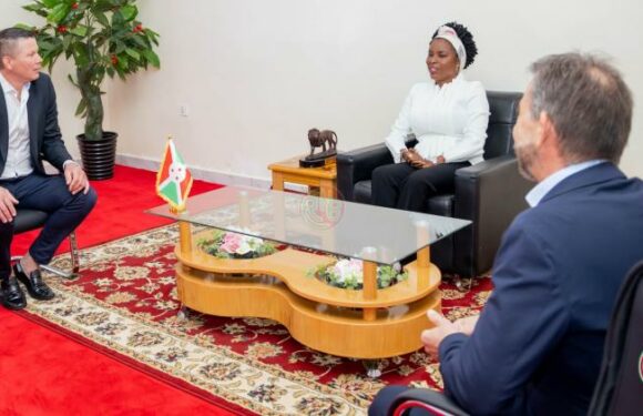 La 1ère Dame reçoit en audience le Consul honoraire du Burundi en Roumanie