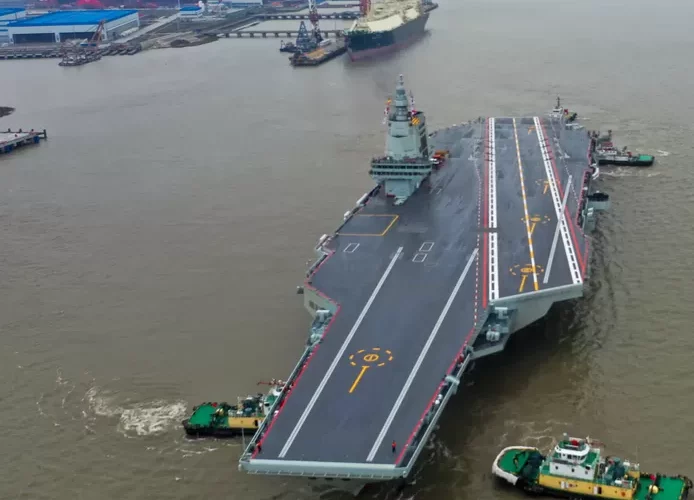 Premier essai en mer pour le Fujian, le nouveau porte-avions chinois : que vaut-il par rapport à son équivalent américain ?