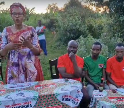 Burundi : La mukenyererarugamba Nitonze Eliane échange en colline Mara, Makamba.
