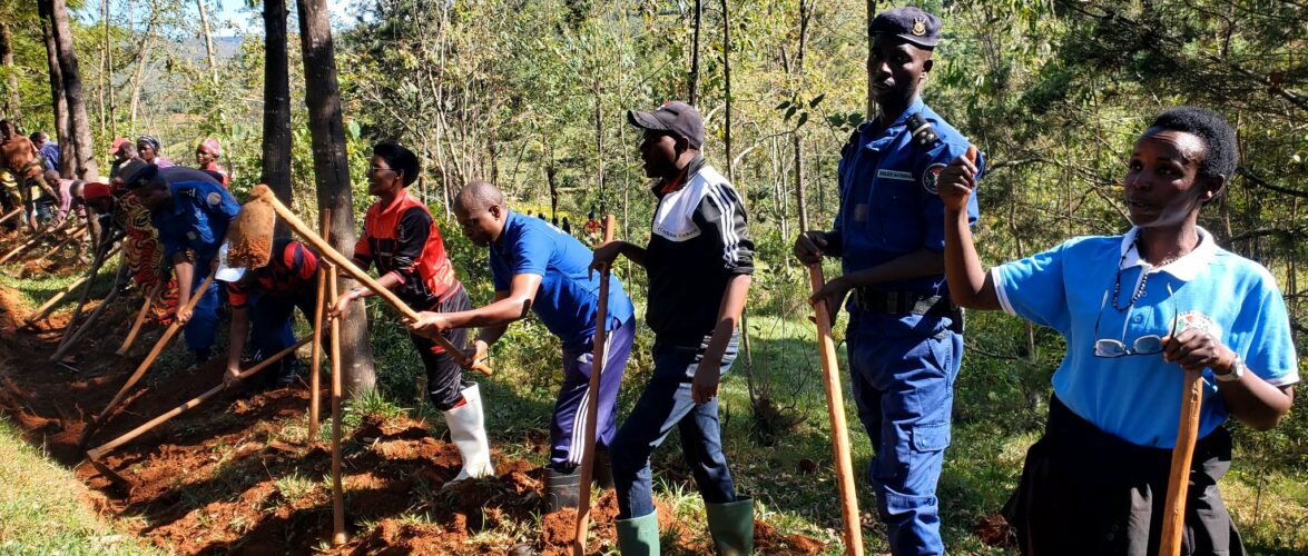 Burundi : TDC – Gouverneur et citoyens de Kiganda creusent des courbes de niveau.
