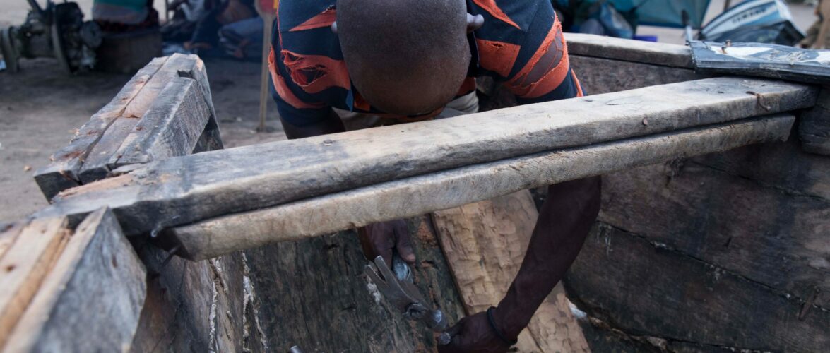 Burundi : Au port de Rumonge, Misigaro répare les bateaux.