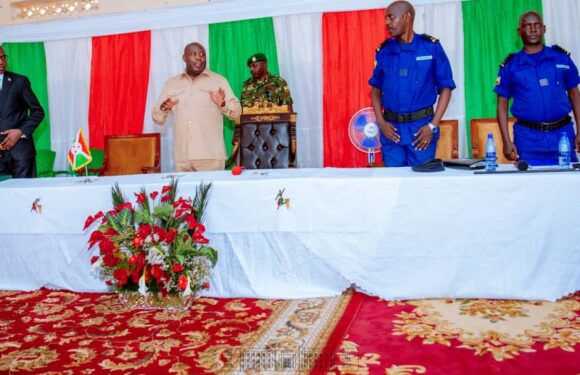Le Président de la République rencontre à Ruyigi la Police opérant dans la région centre