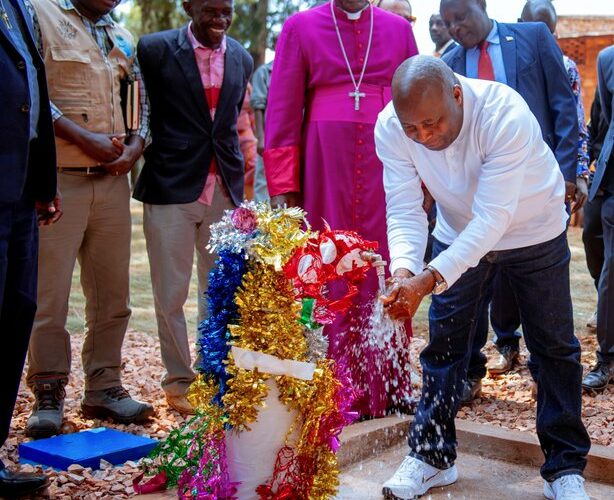 Le Président Ndayishimiye a inauguré une adduction d’eau potable à Ndava après 50ans de désespoir de la population