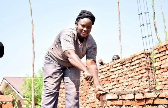 Burundi : Une femme maçonne construit des maisons à Bubanza.