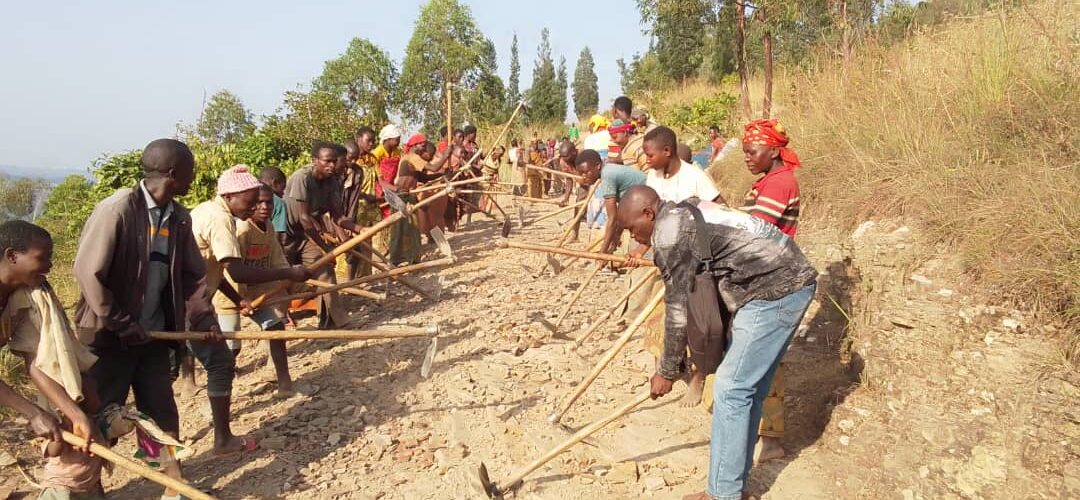 Burundi : TDC – Mobilisation citoyenne pour réhabiliter une route à Rutana.