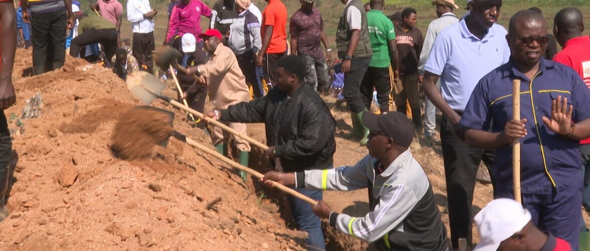 Burundi : Le Chef d’Etat trace des courbes de niveau à Mugozi, Bururi.