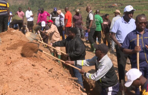 Burundi : Le Chef d’Etat trace des courbes de niveau à Mugozi, Bururi.
