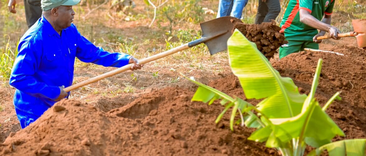 Burundi : Le Président trace des courbes de niveau à Ruhande, Gitega.