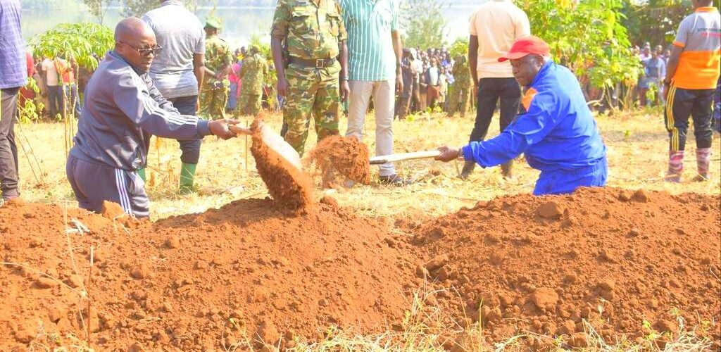 Burundi : TDC – Le Président trace des courbes de niveau à Yaranda, Kirundo.