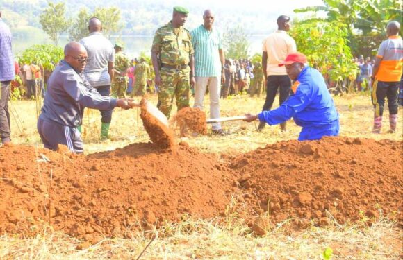 Burundi : TDC – Le Président trace des courbes de niveau à Yaranda, Kirundo.
