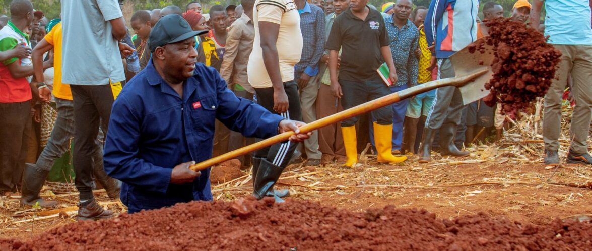 Burundi : Le chef d’état trace des courbes de niveau à Kayogoro, Makamba.