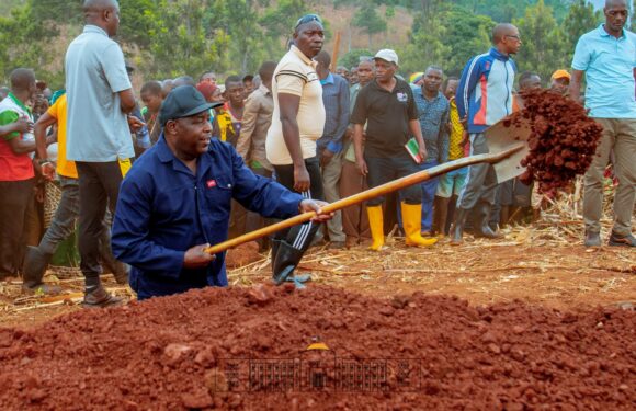 Burundi : Le chef d’état trace des courbes de niveau à Kayogoro, Makamba.