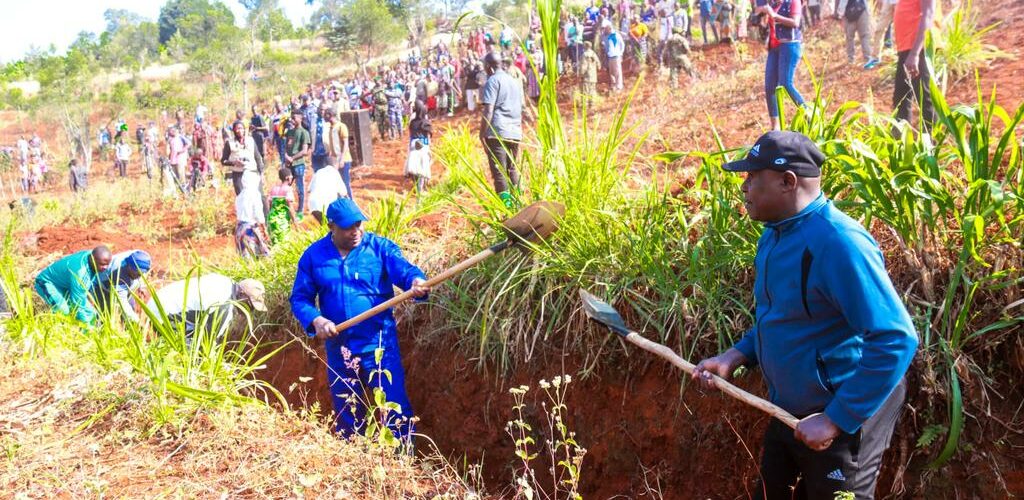 Burundi : TDC – Le Président trace des courbes de niveau à Kibogoye, Mwaro.