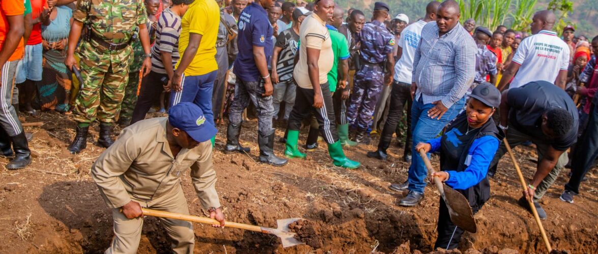 Burundi : Le couple présidentiel trace des courbes de niveau à Bugarama, Rumonge.