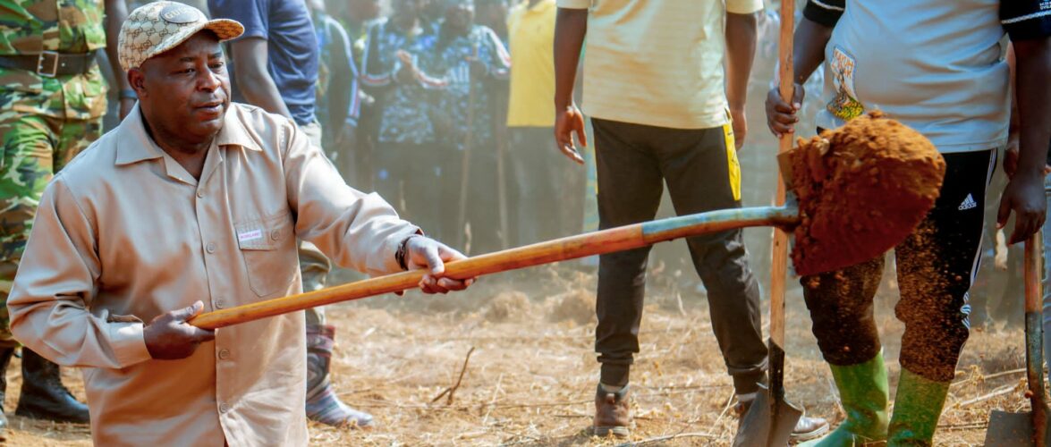 Burundi : Le Président, pelle en main, trace des courbes de niveau à Butaganzwa, Ruyigi.