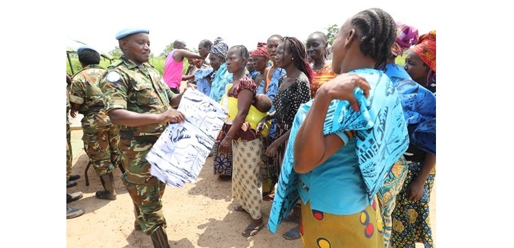 Les casques bleus burundais de la MINUSCA apportent le soutien à la population vulnérable centrafricaine