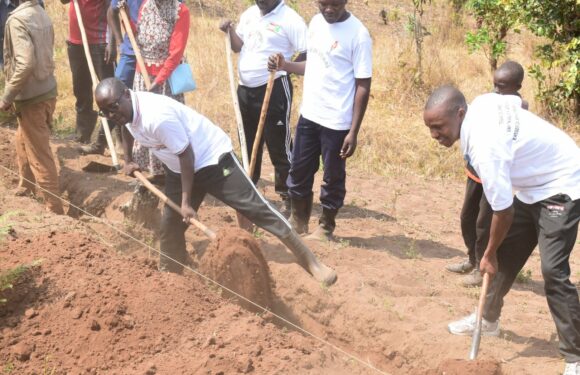 Burundi : Le gouverneur Banyiyezako participe aux TDC à Gisagara, Cankuzo.