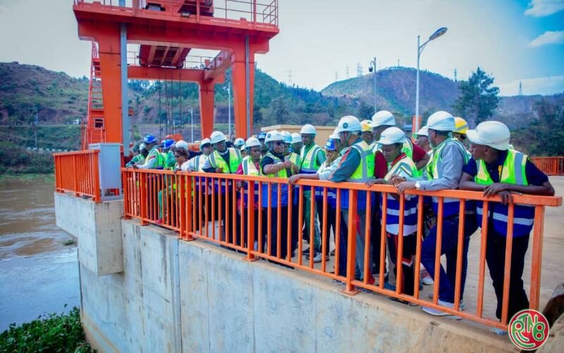 Les sénateurs burundais visitent la centrale hydroélectrique de Rusumo en Tanzanie