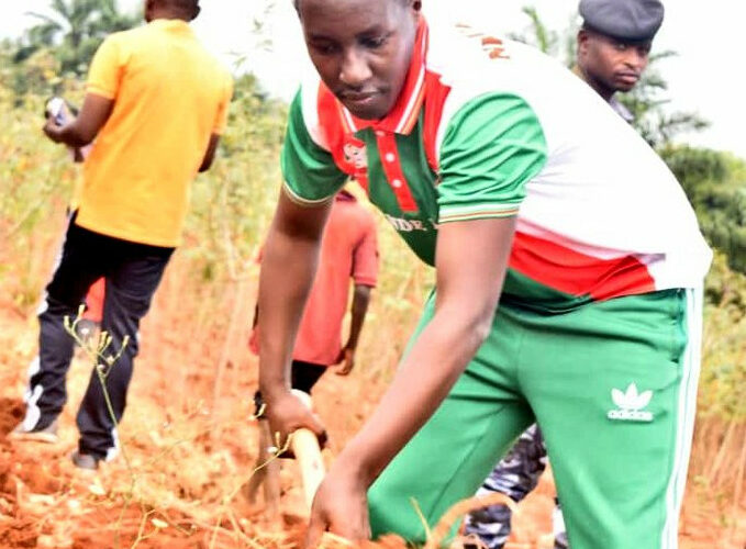 Burundi : Hon. Nkurunziza Fabrice aux travaux communautaires à Rugazi, Bubanza.