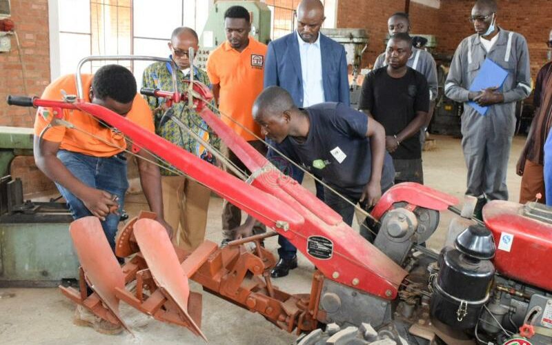 Le ministre de l’agriculture encourage les innovations de la société D-Tekno