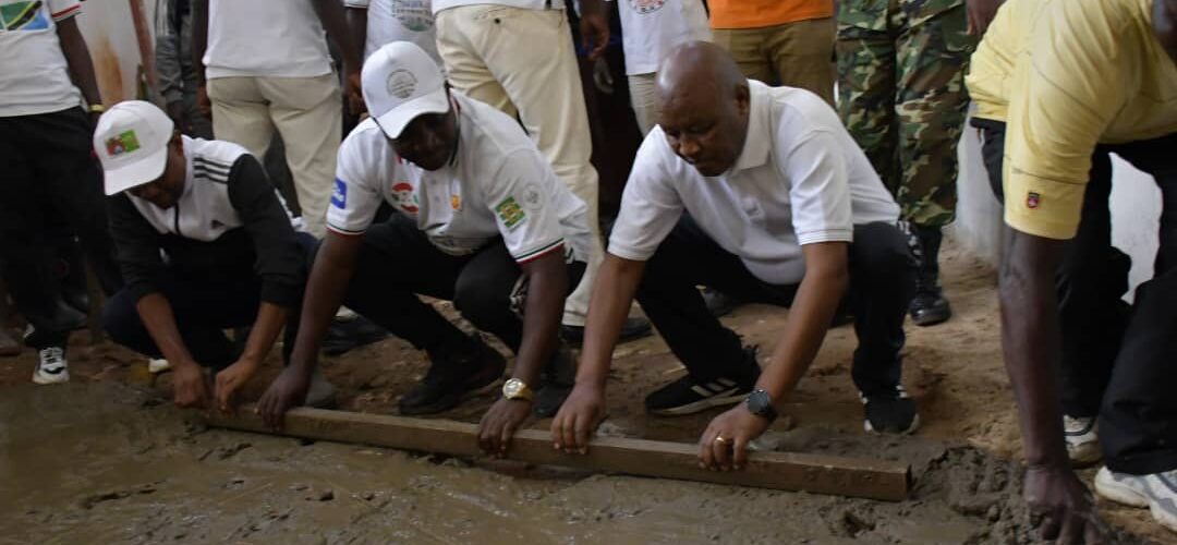 Burundi : Le Vice Président Bazombanza pave le local d’une future maternité à Rumonge.