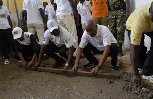 Burundi : Le Vice Président Bazombanza pave le local d’une future maternité à Rumonge.