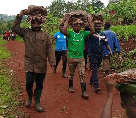 Burundi : Le CNDD-FDD Karusi aide un ancien combattant à Nyagoba.