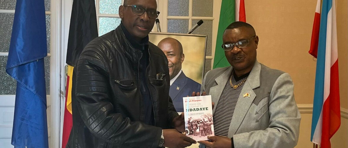 Burundi : L’ambassadeur Ntahiraja reçoit Rugigana Joseph et son livre sur Ndadaye.