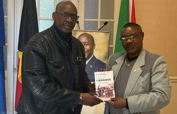 Burundi : L’ambassadeur Ntahiraja reçoit Rugigana Joseph et son livre sur Ndadaye.