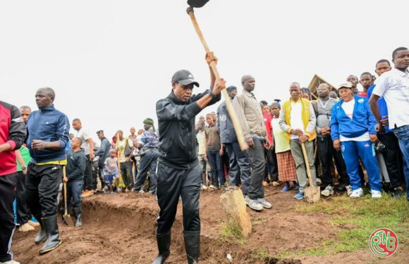 Le Président du Sénat se joint à la population de Mutimbuzi dans les travaux communautaires