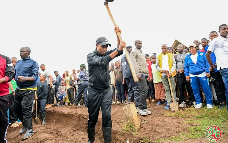 Le Président du Sénat se joint à la population de Mutimbuzi dans les travaux communautaires