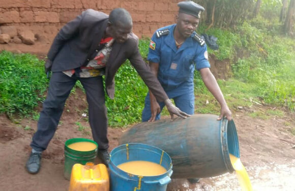 Burundi : 250 litres d’alcool frelaté détruits à Gahombo, Kayanza.