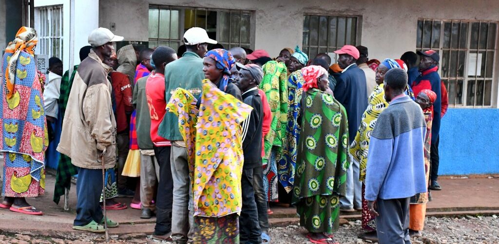 Burundi : Distribution des primes aux théiculteurs de Rwegura à Kayanza.