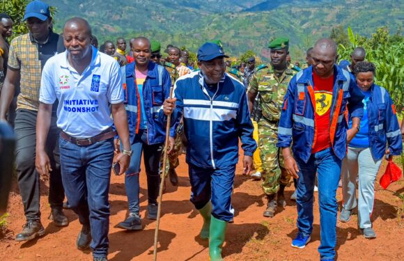 Le Président Évariste Ndayishimiye visite des sites miniers et agricoles pour promouvoir le développement durable au Burundi